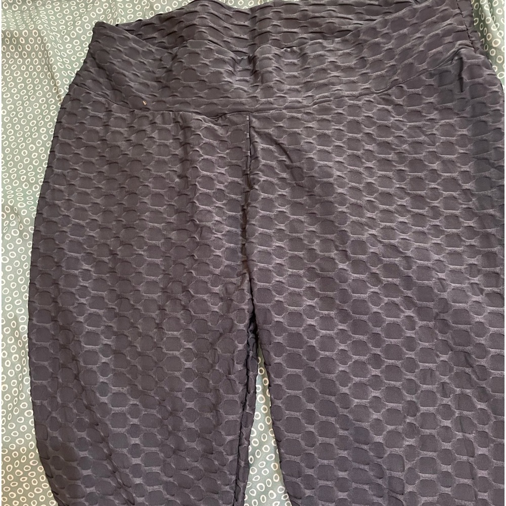 Honeycomb grey leggings.